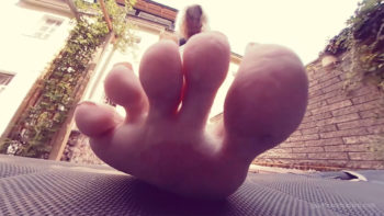 bug between toes giantess Loryelle